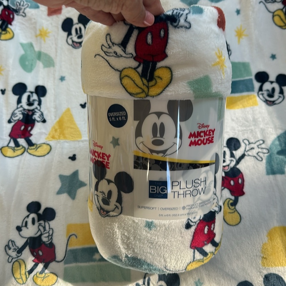 Mickey Mouse plush throw - Picture 3 of 11
